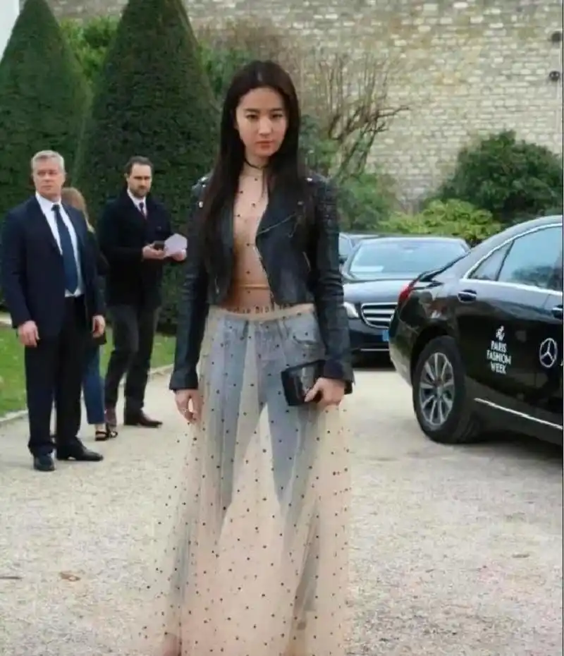 刘亦菲透视纱裙配牛仔裤,只能说有颜任性,看脸没觉