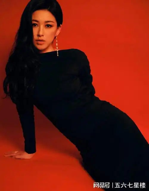 穿露背紧身裙的朱珠凹凸身材成熟抚媚