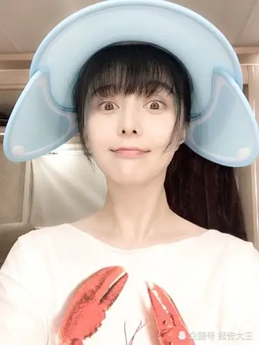 范冰冰晒自拍卖萌梳空气刘海变少女网友超级可爱