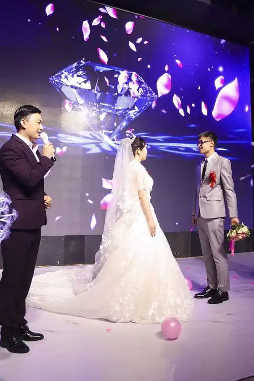 鲅鱼圈婚礼主持人鲅鱼圈中式婚礼司仪罗蒙老师