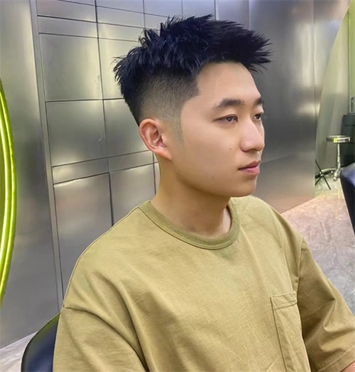 男生都在剪的前刺发型 今年男生短发趋势公开_男士短发 - 美发站