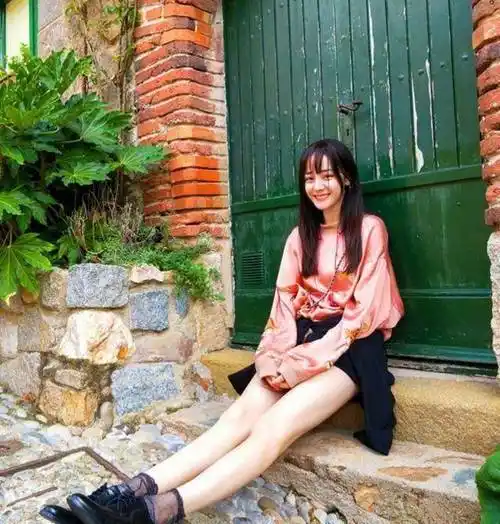 杨幂14岁就长腿抢镜,关晓彤,迪丽热巴的美腿同样惹人羡慕_身高_微博