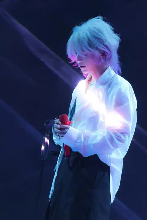 愚人节换头像#    愚人节大家一起来换头像喽    这里有18张@华晨宇