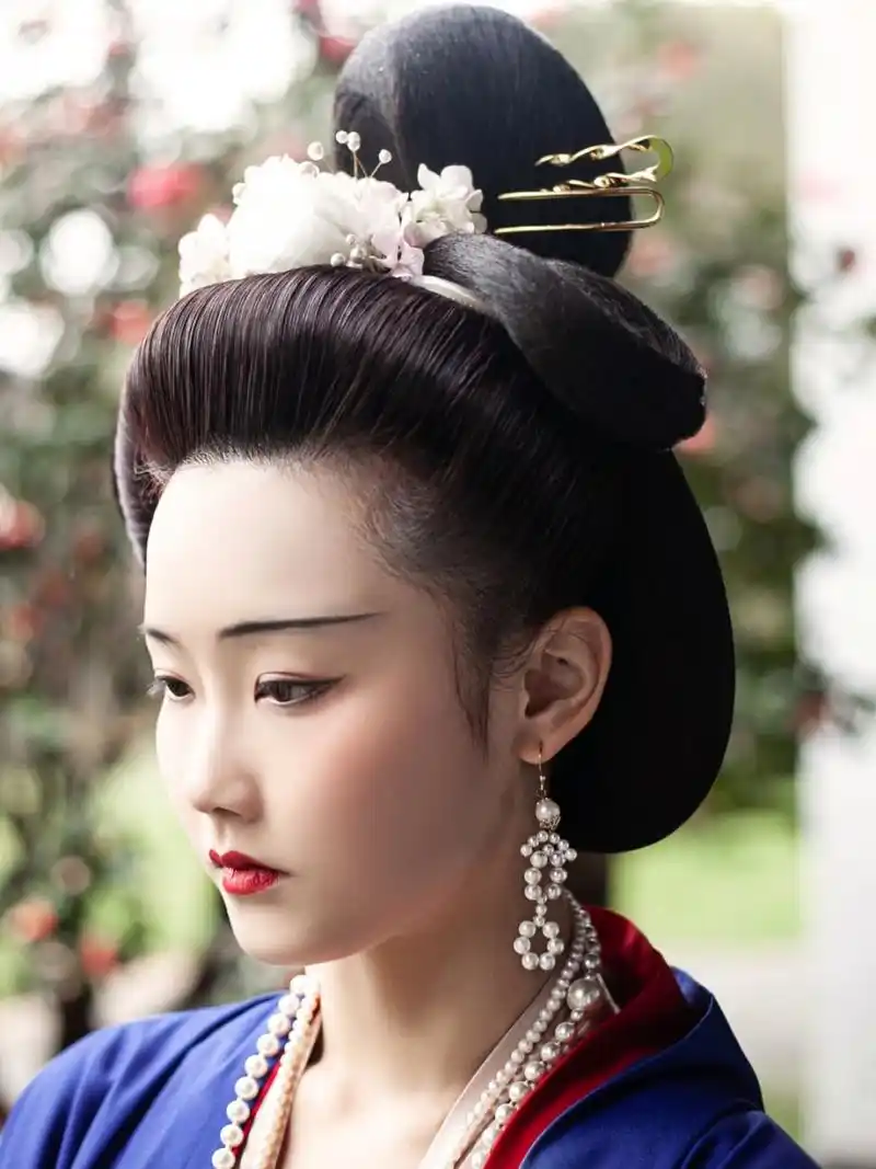 唐代妆造‖菩萨引路图‖ 菩萨引路图其中之一的一幅发型复原 梳的是