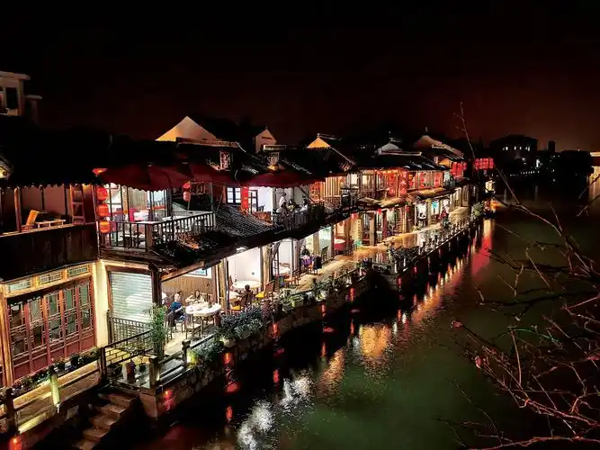 夜晚的江南古镇朱家角灯光阑珊愿时光清浅所遇皆是美好