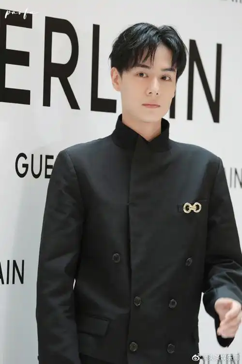 胡一天好高##胡一天线下状态#胡一天活动合影,这个身高差绝了,真的好