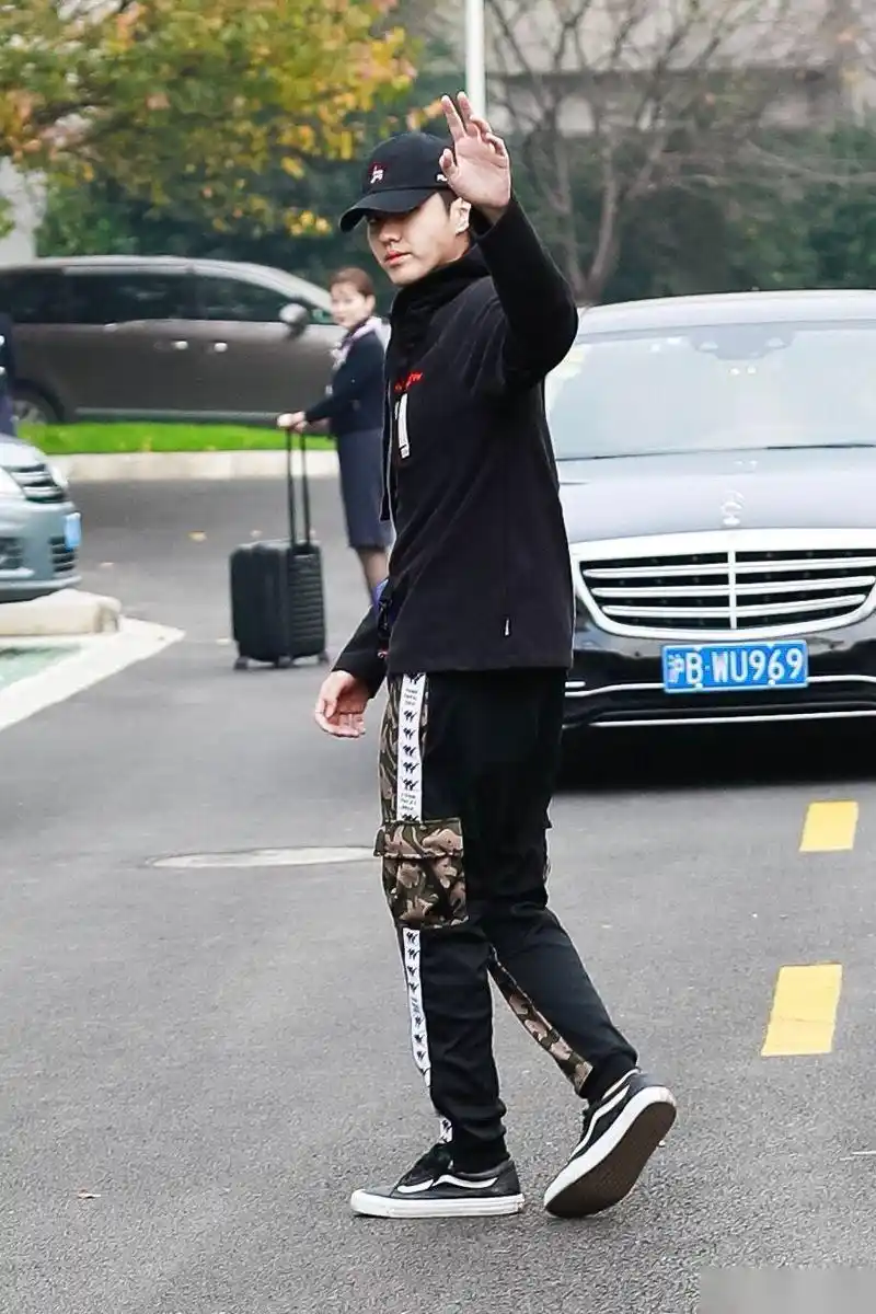 2018年11月19日,吴亦凡现身上海机场,当天他身穿黑色连帽卫衣搭配迷彩