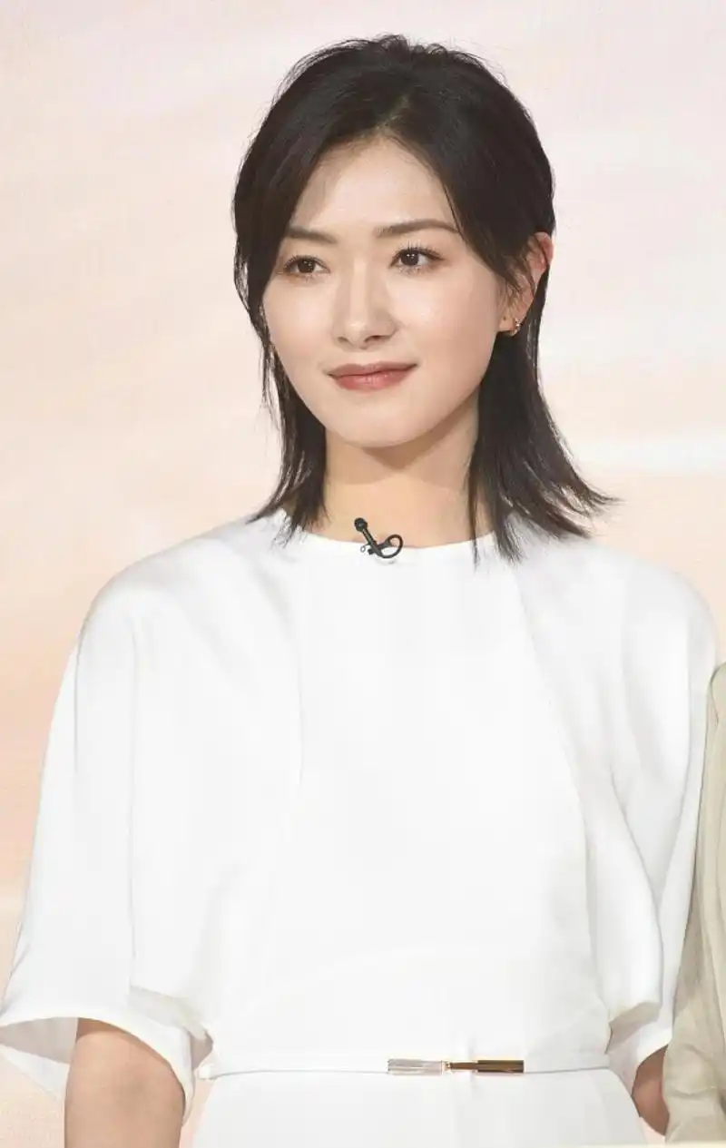 万茜穿白裙气质优雅 笑容满面女神范十足