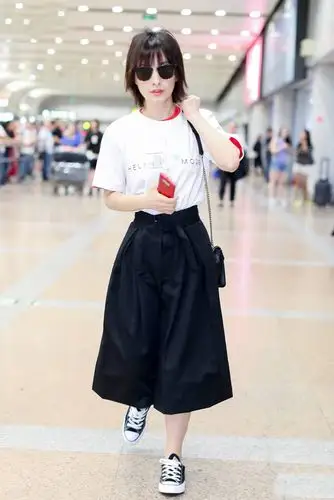 吴昕机场终于拼一回!裙子正中间开叉看到安全裤,网友:受刺激了