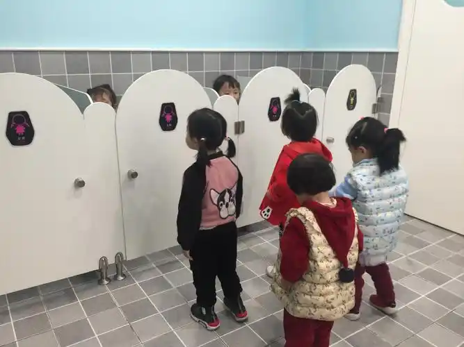 幼儿能排队入厕,便后主动洗手.