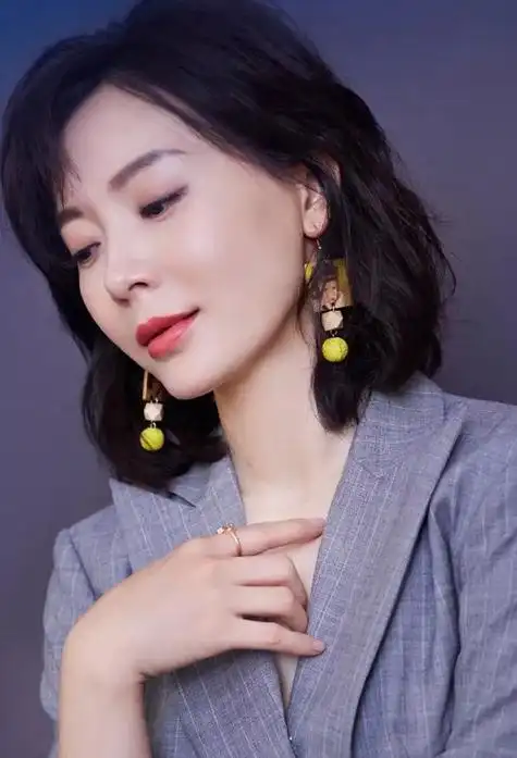 50岁女人短发造型设计 染什么颜色看起来年轻_发型造型_宝妈时尚生活