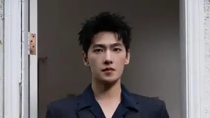 杨洋五官完美展男神风采 蓝紫色衬衫配西装气质矜贵