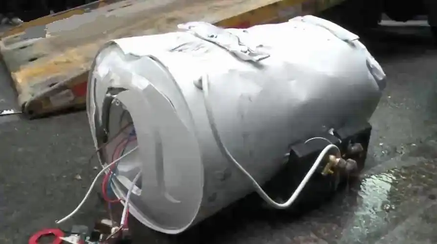 热水器从27楼坠下,砸中行驶汽车,司机:砸中肯定没命