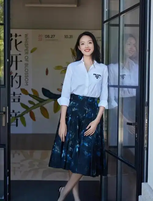 张梓琳的气质太绝了, 白衬衫配大伞裙经典优雅, 温柔浅笑好迷人|半裙