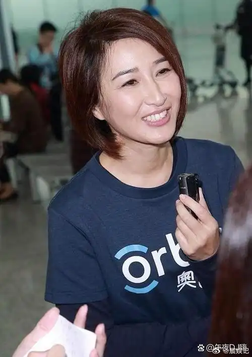 60岁的关咏荷,能有这个气质,确实很惊艳,尤其这气质浓密,没有一根白