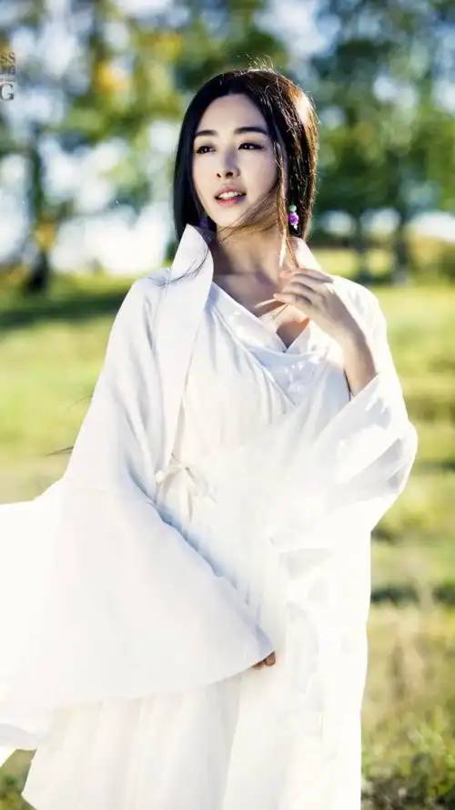 张含韵的古装美若天仙,就算只是一身白衣也让人惊叹不已