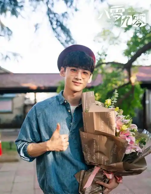 白敬亭搭档潮酷"老顽童"倪大红生动演绎《八零九零》即将上线_苏大强