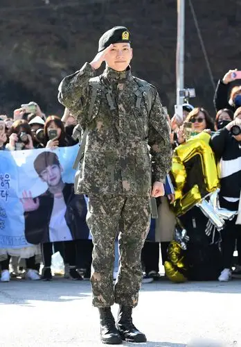 池昌旭正式退伍 军装笔挺获粉丝迎接