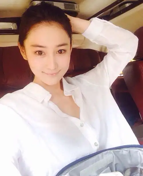 气质女神张馨予微博晒自拍