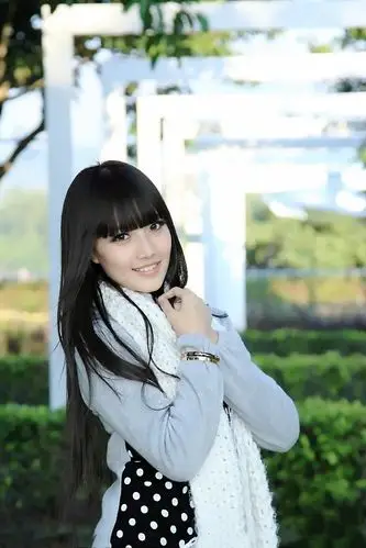 冬日阳光下,一个长发飘飘的清秀美丽姑娘!