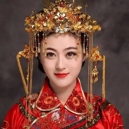 的低挽发,大气高贵的发饰点缀,很有温婉低调的古代小家碧玉小姐的风范