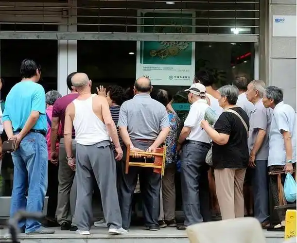 银行门口排队取钱,多数人为啥放弃利息也要取出?到底怎么回事?