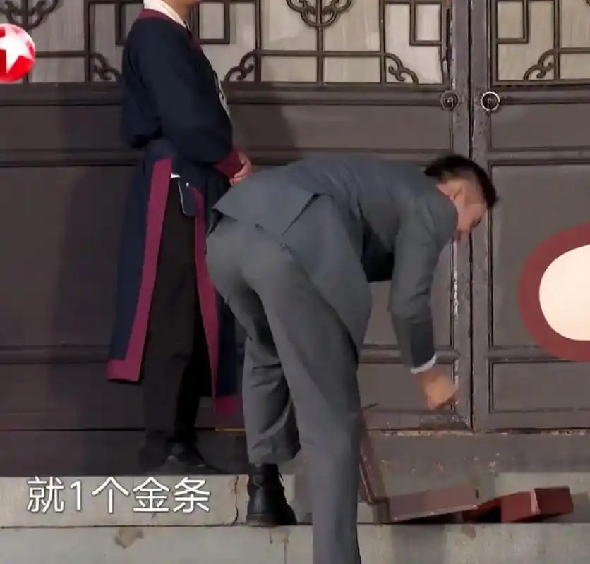 黄景瑜正装翘臀直接怼镜头,这摄影师是懂流量密码的!