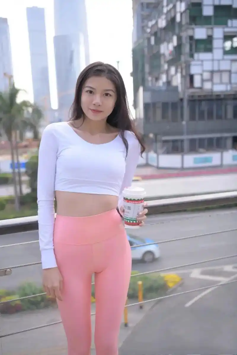 油亮裤#大长腿 #气质女神 #紧身裤  本作品由网友提供如 - 抖音