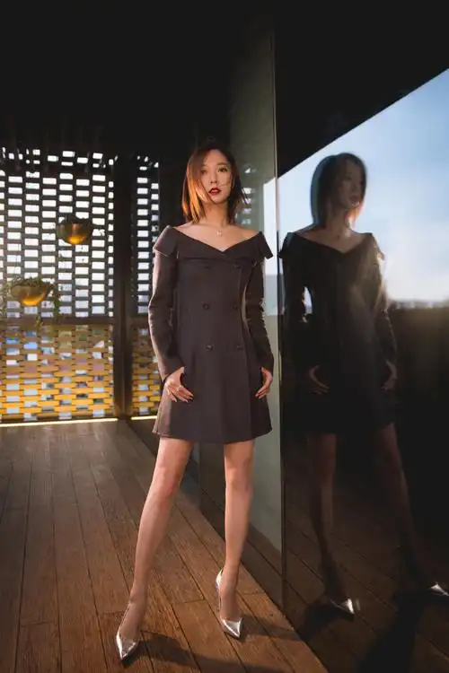 34岁王珞丹越来越会穿棉服搭配牛仔裤青春靓丽美出了新天际