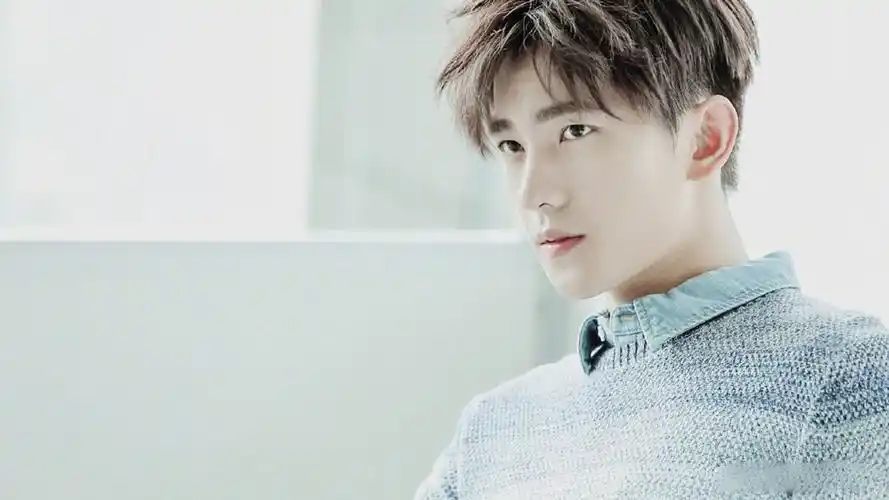 杨洋清爽帅气养眼写真图片桌面壁纸