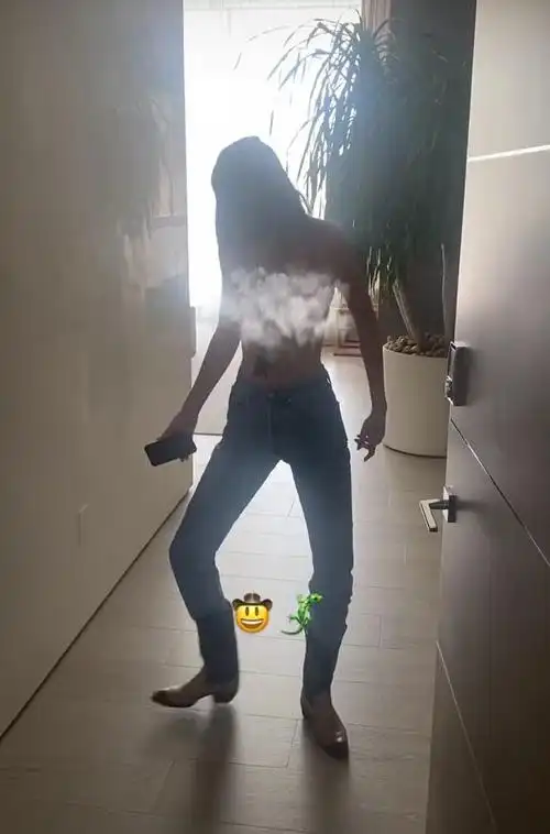 肯豆穿着清爽的贴身小背心和复古牛仔裤,为这样一身装扮她搭配了尖头