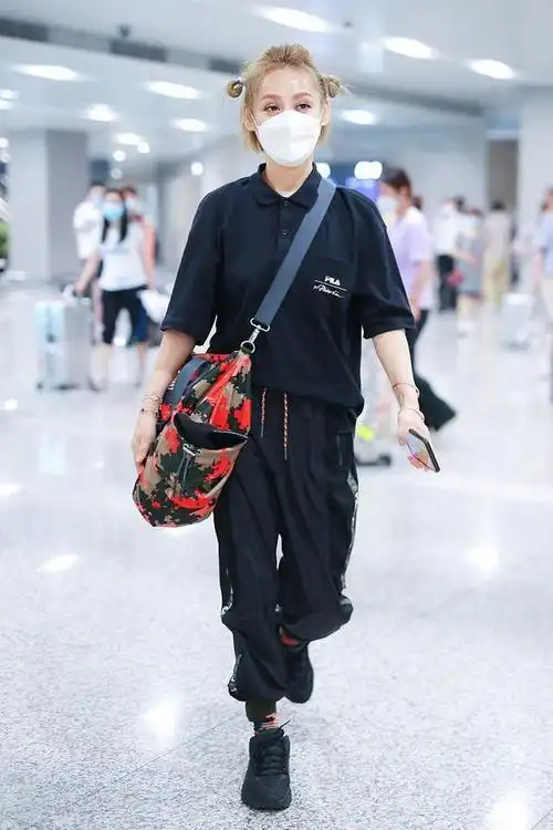 宁静高调走机场身穿休闲装配哪吒头不似姐姐更像妹妹