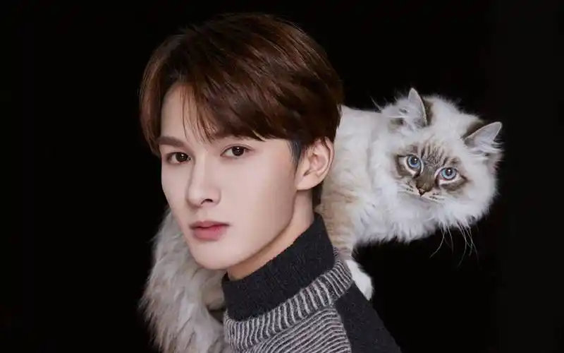 朱正廷刚出道时,太想要观众们喜欢,舞台表演也是把握不好度,表演起来