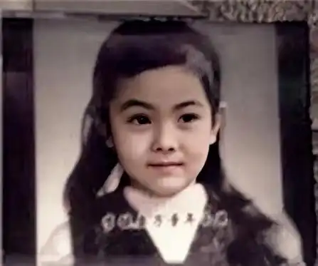 李健妻子近照罕见曝光不生孩子不买房他却说我一生都在度蜜月