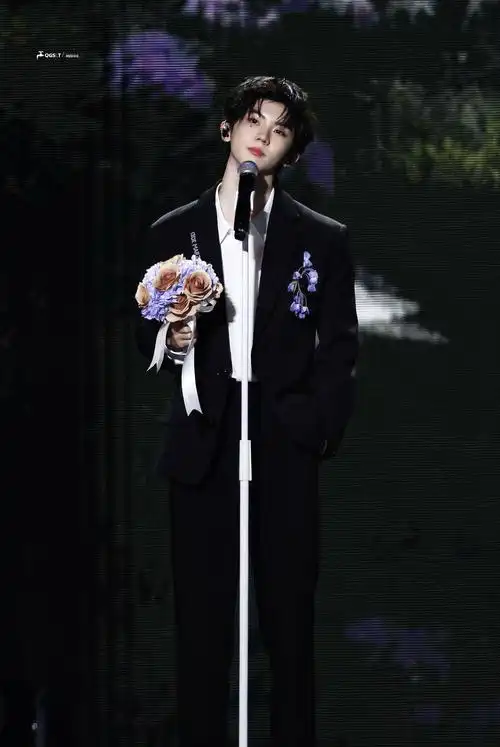 新闻241129时代少年团队长马嘉祺五周年演唱会盛况空前粉丝热情如火