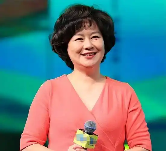 57岁鞠萍罕露面,穿黑色衬衣双手微搭显优雅,满脸皱纹被指似老人_因为