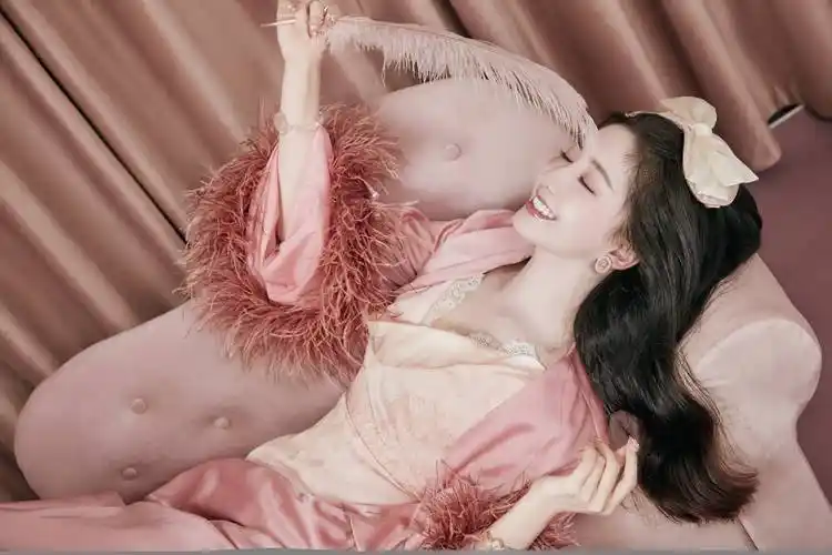 陈欣予最新睡衣写真慵懒优雅化身猫系公主