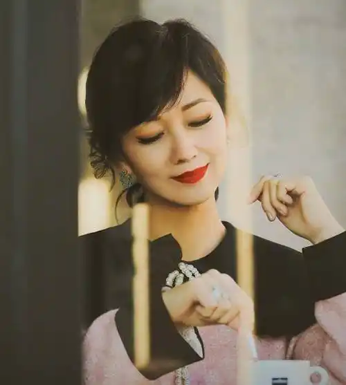 65岁赵雅芝晒近照,皮肤白皙举止优雅,这种粉红色只有她能驾驭_照片