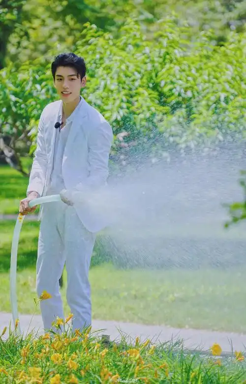 没有什么比王子异的笑容更令人治愈的了✨