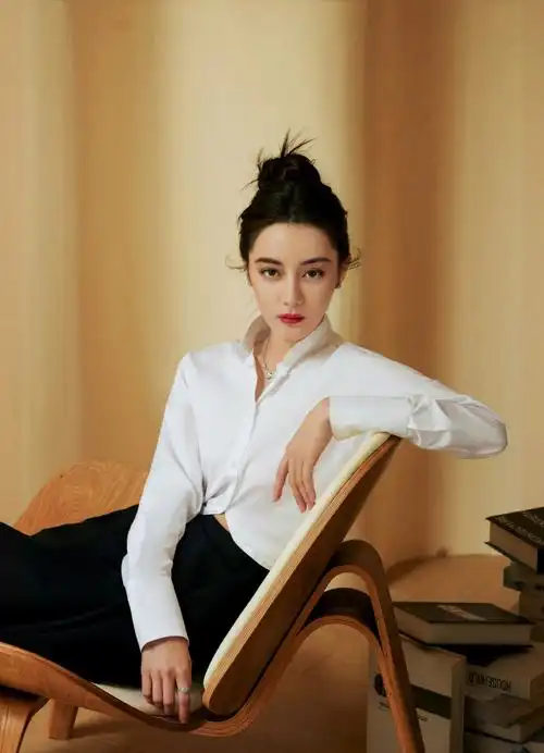 音99@dear-迪丽热巴身穿白衬衫搭配黑色半裙亮相#时尚芭莎年度派对