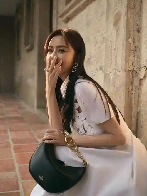 佟丽娅40岁迷人美丽,皮肤雪白腰部纤细,胸前镂空太性感!