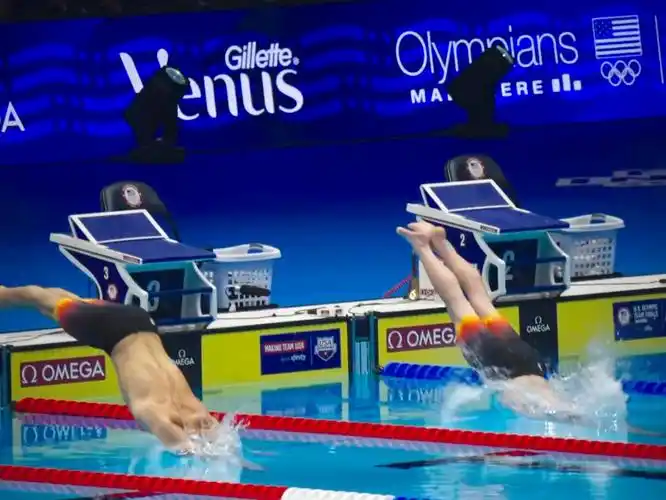 游泳跳水出发瞬间9069♀15两种入水轨迹你更喜欢哪一种?