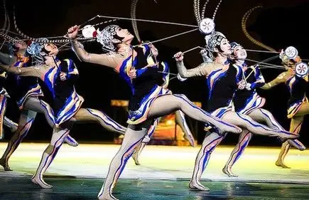 北京杂技俏花旦_抖空竹表演_杂技演出