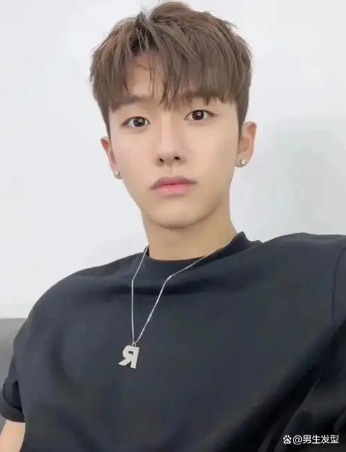 男生"碎盖发型"减龄又帅气,试试这3款,剪完不帅你打我