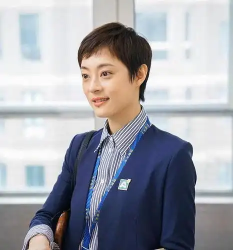 孙俪新剧安家热播短发造型精干搭配个性化首饰性感又迷人