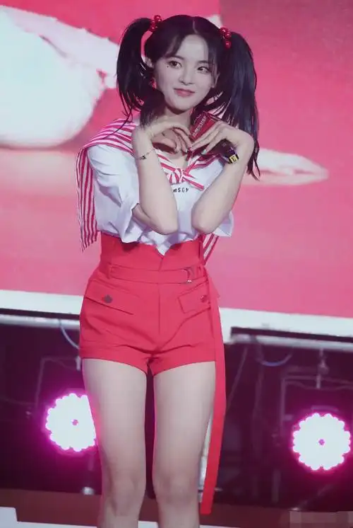 杨超越有多大胆?5cm短裤秀大长腿,却被网友称赞是"大象腿"