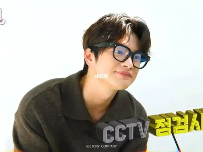 杀我就用徐仁国,窗外的阳光打在头发和脸上真的好暖呀,看起来就软乎乎