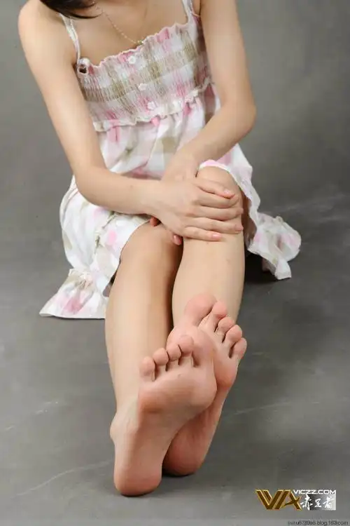 《漂亮的美女漂亮的脚丫》