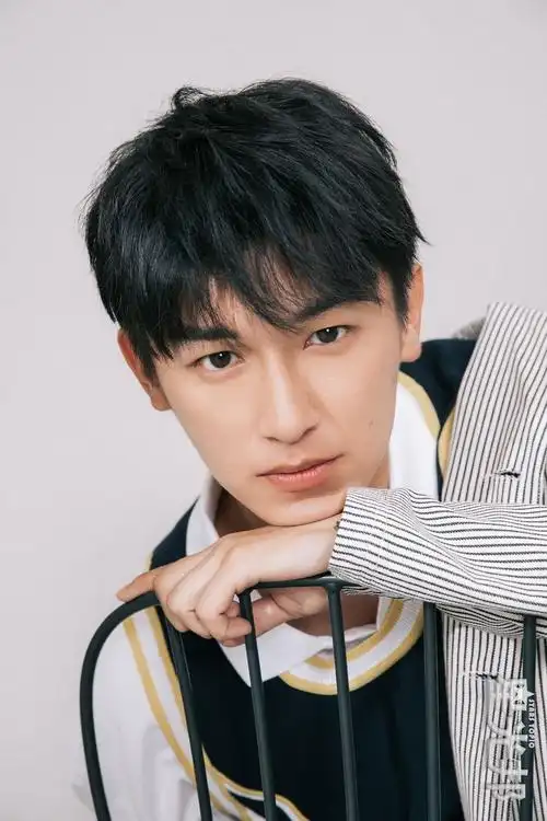 逆天大长腿!杨旭文最新美图曝光演绎秋季时尚穿搭