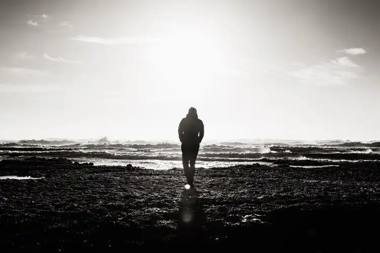 老一辈的生意模式,特别是香港人的做法,都带点帮派风格,喜欢砸钱,有时